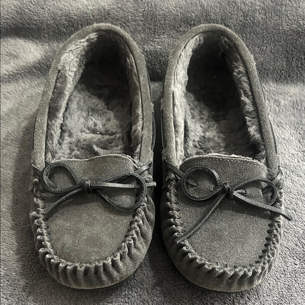 Minnetonka Women's Gray Suede Moccasin Slippers